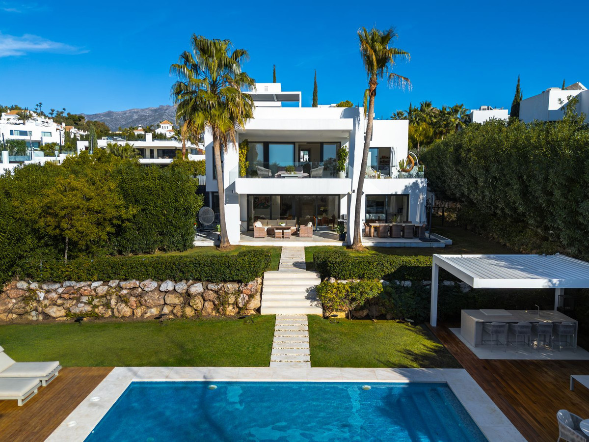 6 Bedroom Detached Villa in Nueva Andalucía