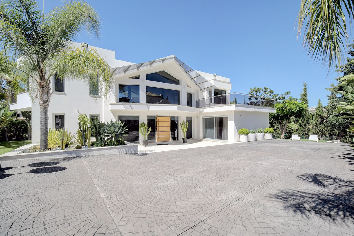 5 Bedroom Detached Villa in Nueva Andalucía