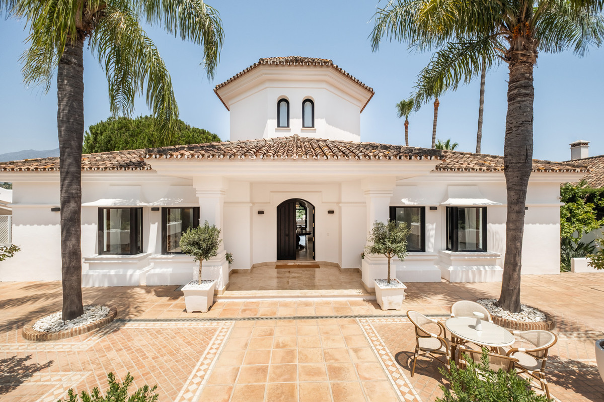 7 Bedroom Detached Villa in Nueva Andalucía