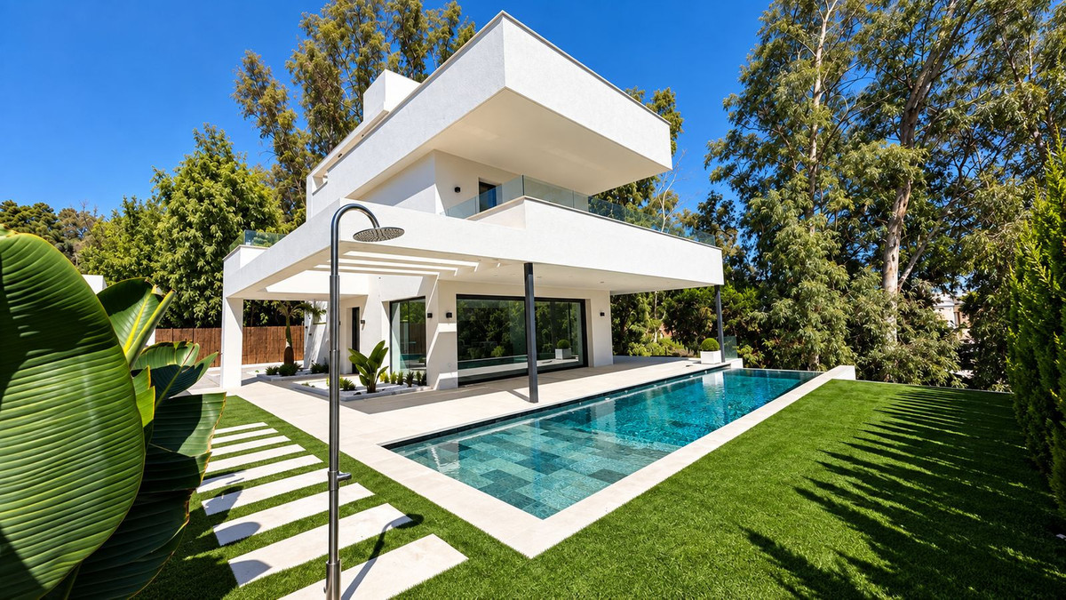 5 Bedroom Detached Villa in Nueva Andalucía